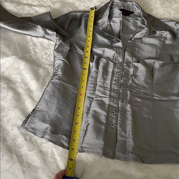 Simon Chang woman’s size 10 silver button down - Picture 11 of 11